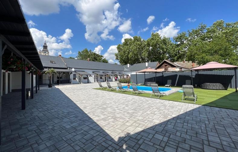 Adel Apartman Kisujszallas Exterior foto