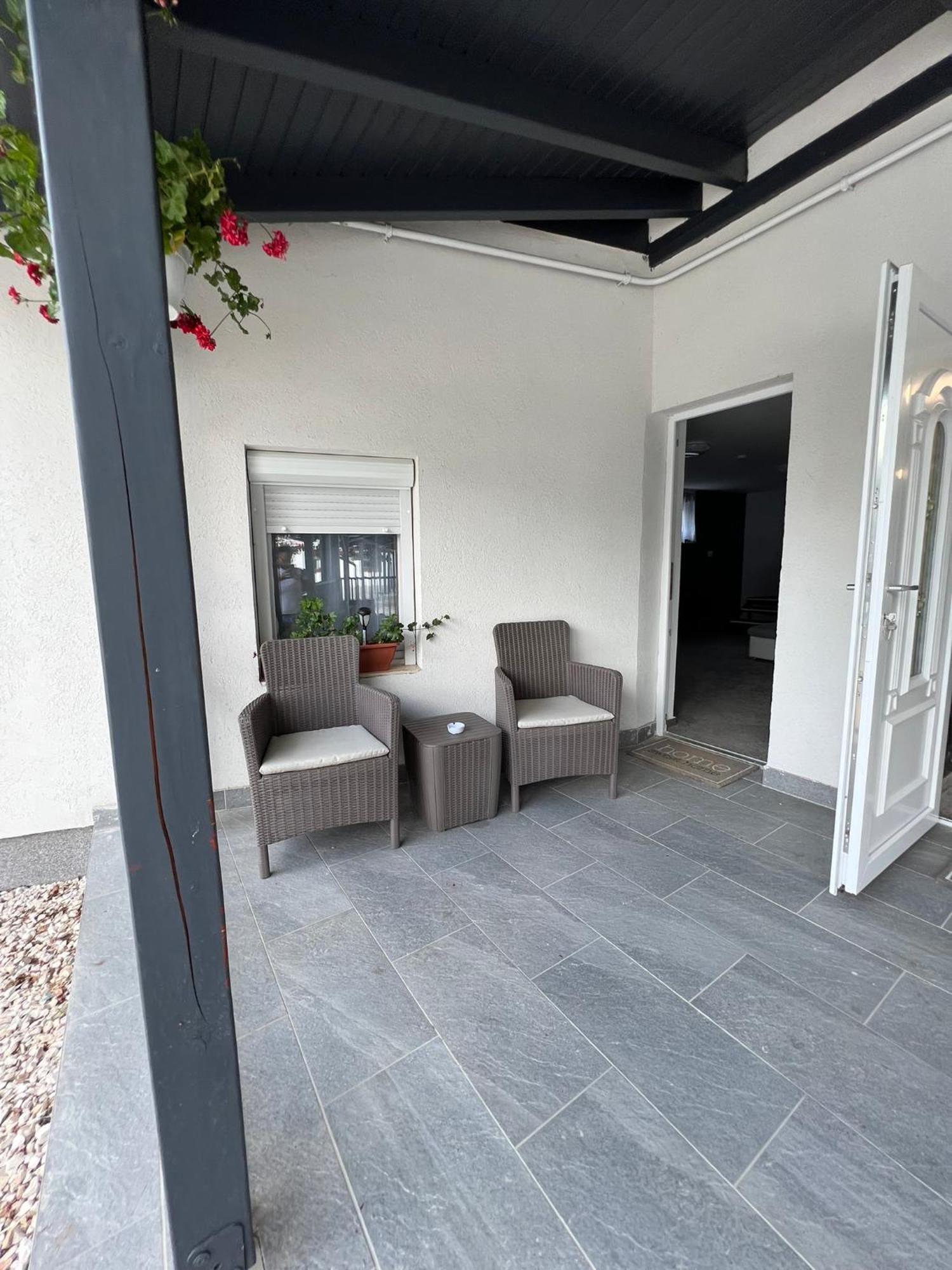 Adel Apartman Kisujszallas Exterior foto